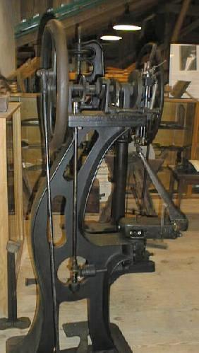 Pantoffelnähmaschine (Handwerk & Gewerbe MUSEUM SAGAR CC BY-NC-SA)