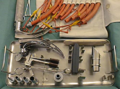 Intubationsbesteck (Medizinhistorische Sammlungen CC BY-NC-SA)
