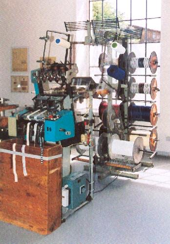 Nadel-Bandwebmaschine (Technisches Museum der Bandweberei Großröhrsdorf CC BY-NC-SA)