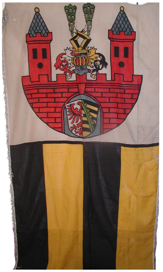 Fahne mit Stadtwappen und -farben (modern) (Museum Schloss Bernburg CC BY-NC-SA)