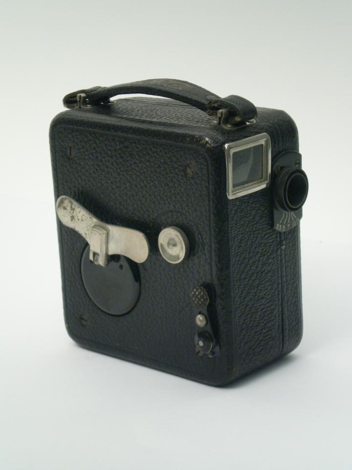Schmalfilmkamera "Pathè Motocamera" (Industrie- und Filmmuseum Wolfen CC BY-NC-SA)