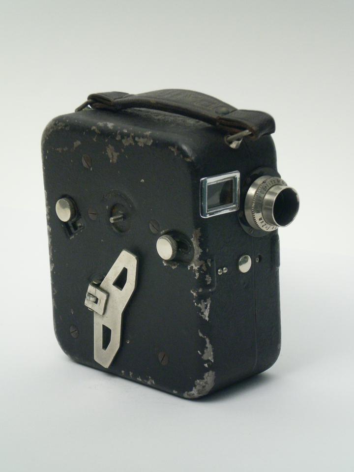 Schmalfilmkamera "Pathè Mondial B" (Industrie- und Filmmuseum Wolfen CC BY-NC-SA)
