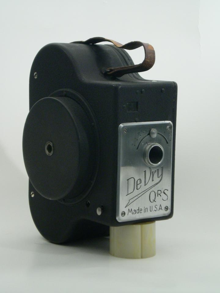 Schmalfilmkamera "De Vry Q.R.S" (Industrie- und Filmmuseum Wolfen CC BY-NC-SA)