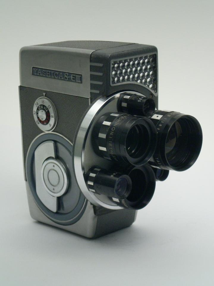 Schmalfilmkamera "Yashica 8 E III" (Industrie- und Filmmuseum Wolfen CC BY-NC-SA)