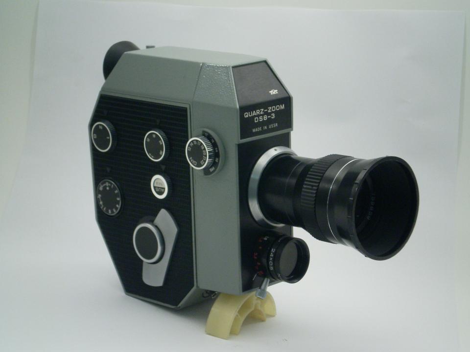 Schmalfilmkamera "Quarz Zoom DS-8-3" (Industrie- und Filmmuseum Wolfen CC BY-NC-SA)