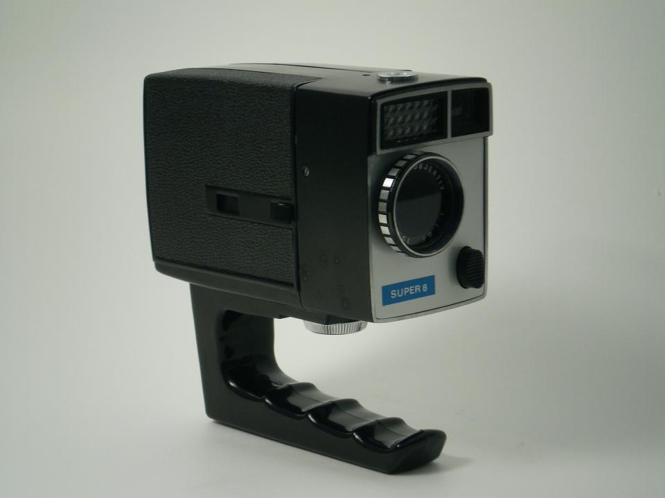 Schmalfilmkamera "Revue Kompakt" (Industrie- und Filmmuseum Wolfen CC BY-NC-SA)