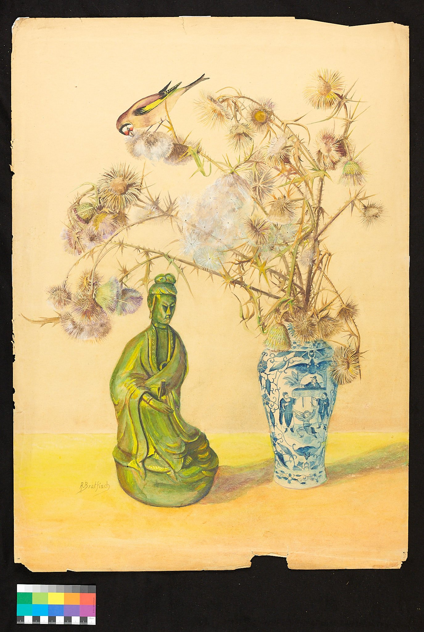 Kleine, grünliche Figur und blühende Disteln in Vase mit Chinoiserien (Börde-Museum Burg Ummendorf CC BY-NC-SA)