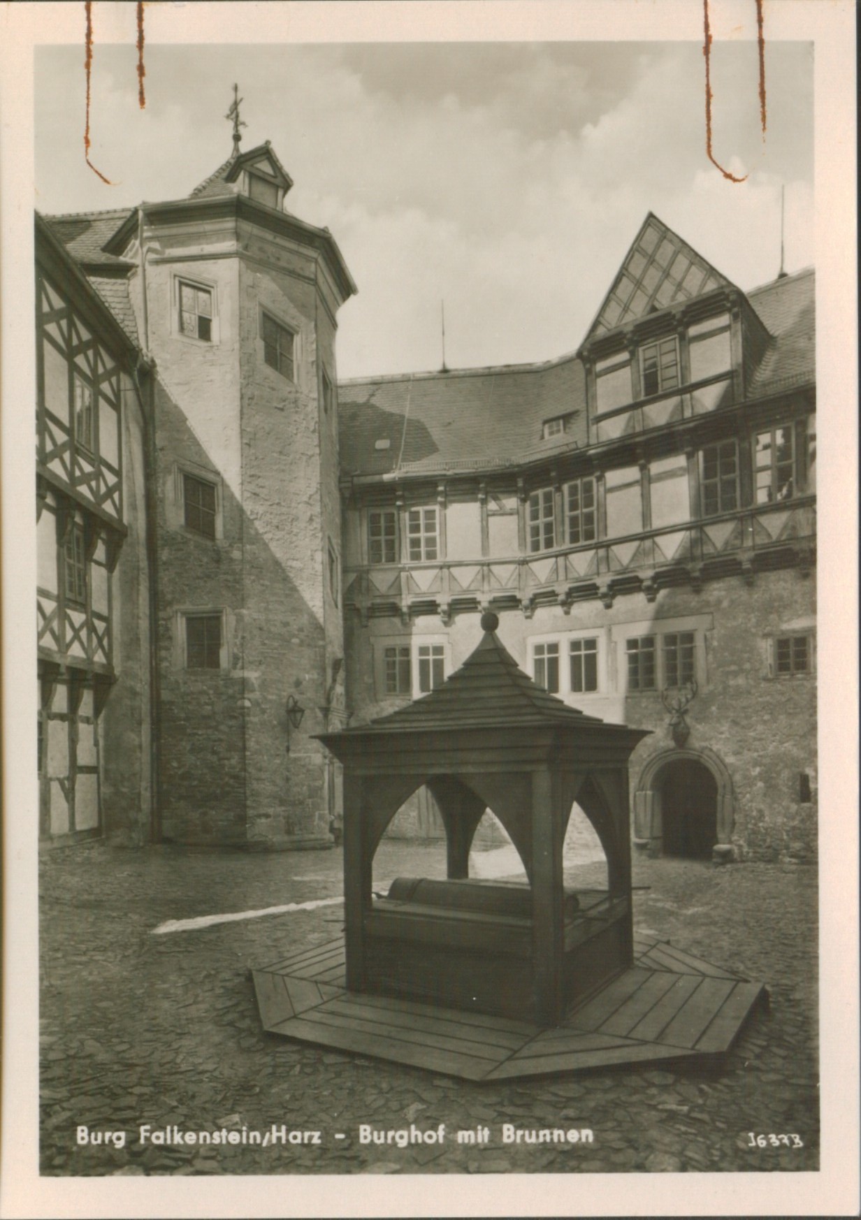 Ansichtskarte: Burg Falkenstein / Harz - Burghof mit Brunnen (Kulturstiftung Sachsen-Anhalt - Museum Burg Falkenstein CC BY-NC-SA)