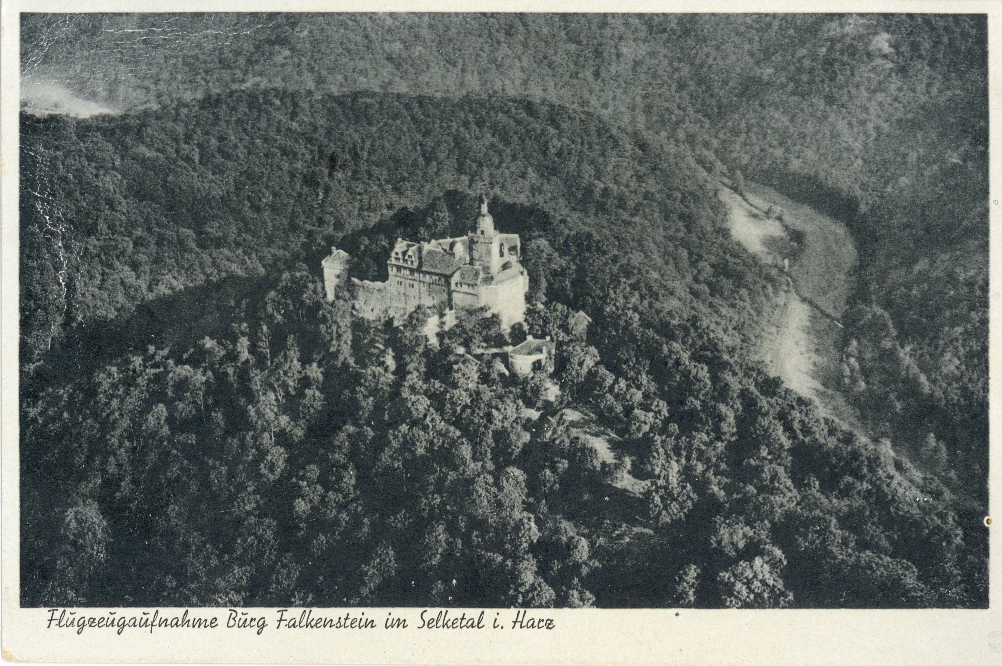 Ansichtskarte: Flugzeugaufnahme Burg Falkenstein im Selketal i. Harz (Kulturstiftung Sachsen-Anhalt CC BY-NC-SA)