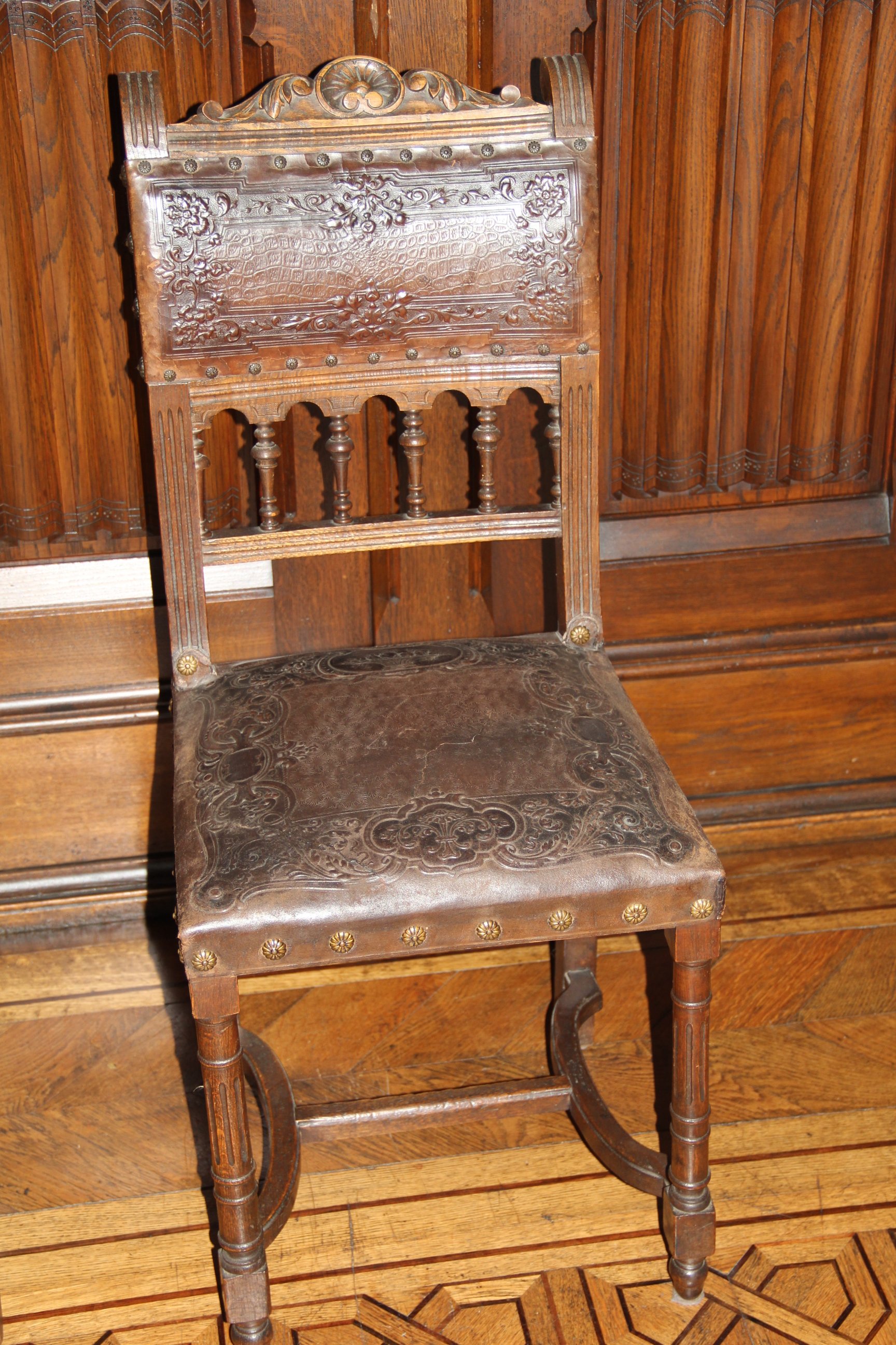 Stuhl mit Lederbezug auf Sitz und Rückenlehne, um 1880 (Schloß Wernigerode GmbH RR-F)