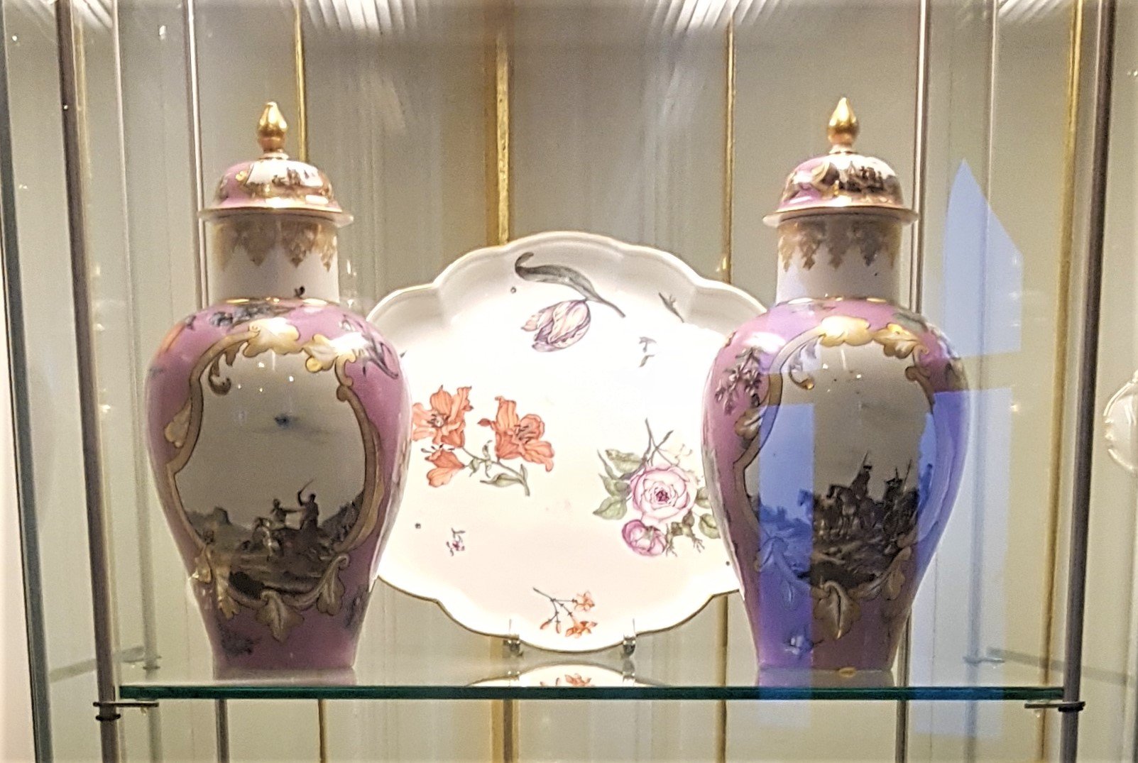 Porzellanplatte mit Blütendekor, Meißen, um 1740 (Platzhalter) (Schloß Wernigerode GmbH RR-F)
