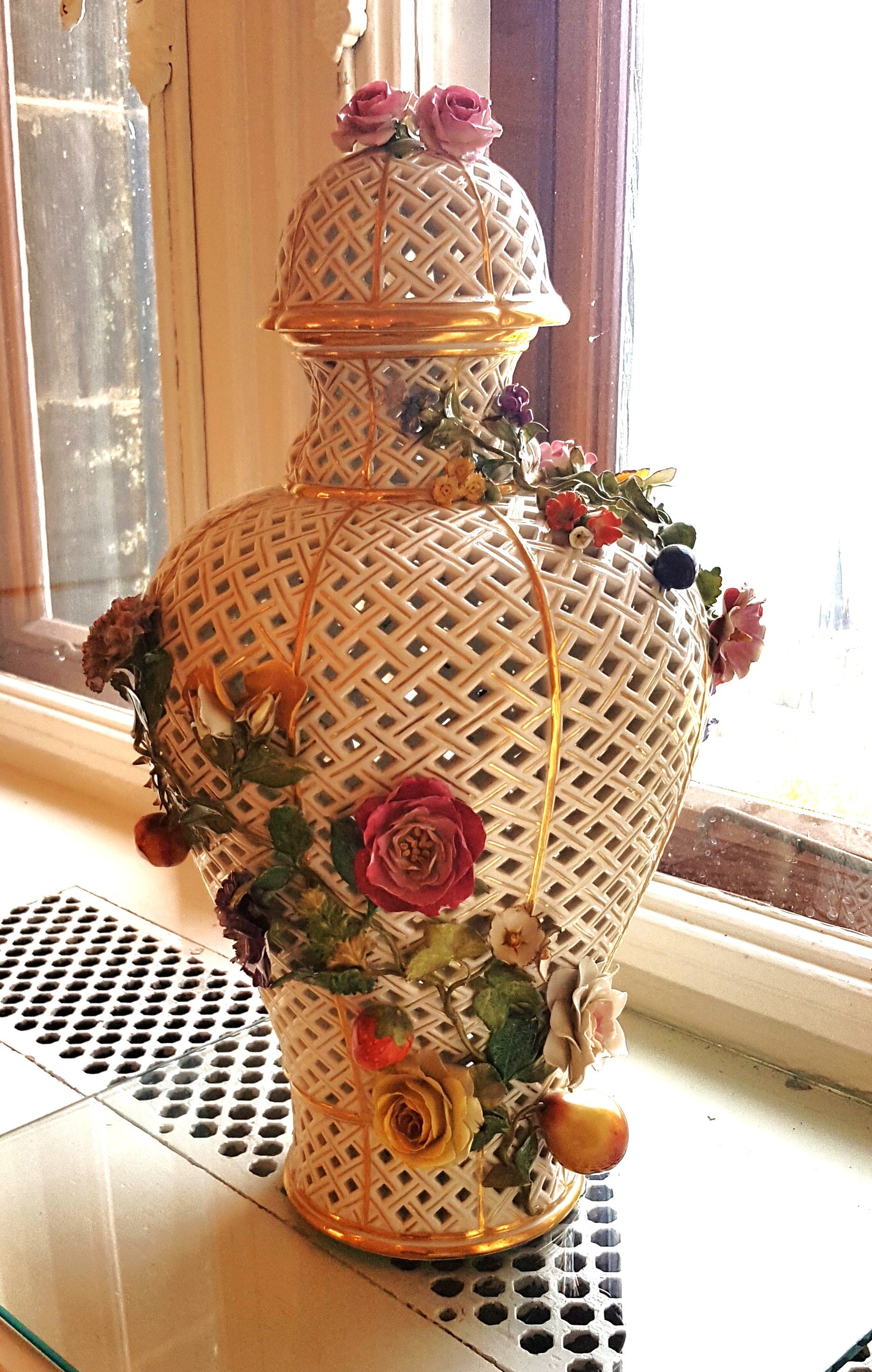 Potpourri-Deckelvase mit Blütendekor, 19. Jh. (Schloß Wernigerode GmbH RR-F)