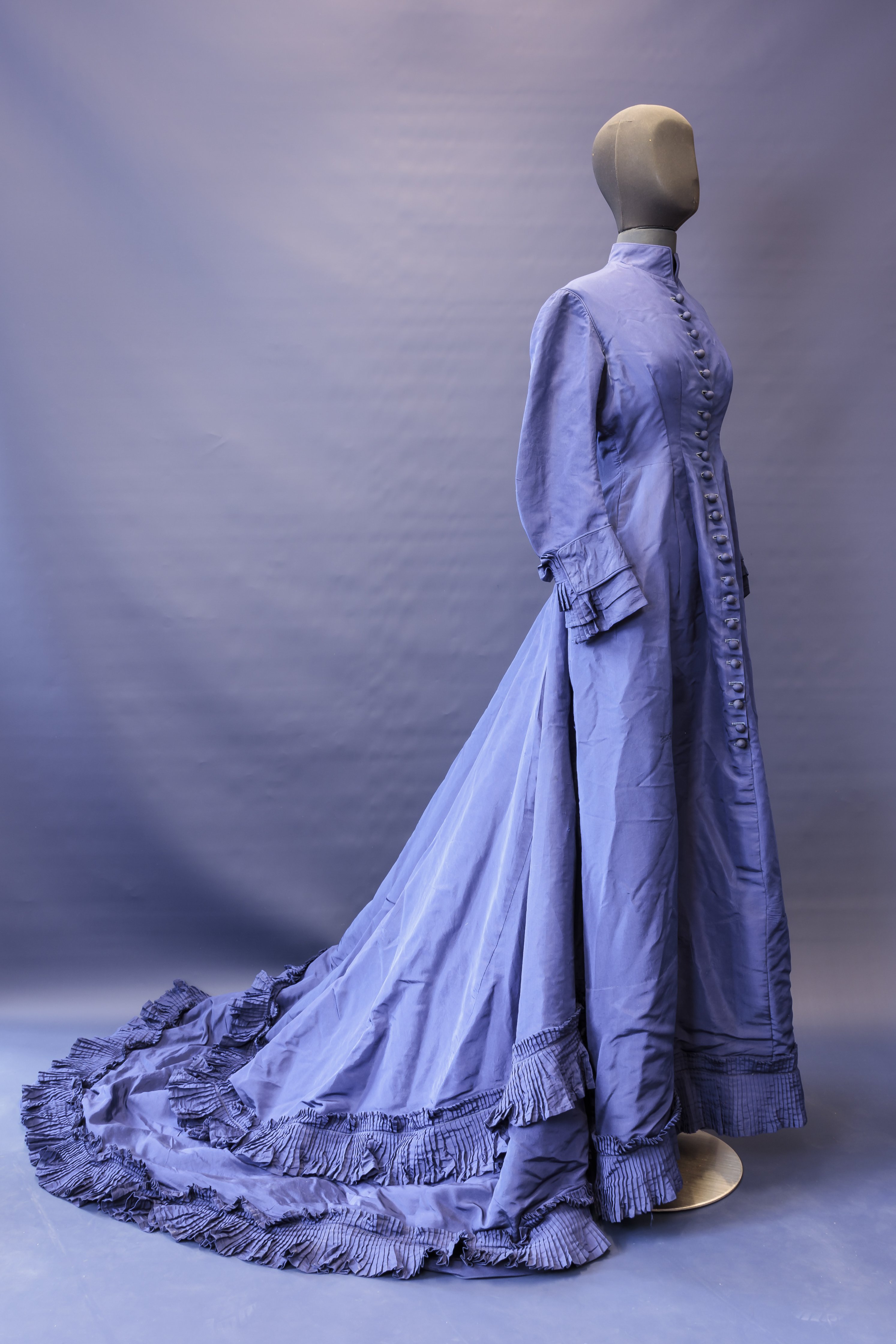 Prinzesskleid aus blauem Seidentaft, um 1875-1880 (Schloß Wernigerode GmbH RR-F)