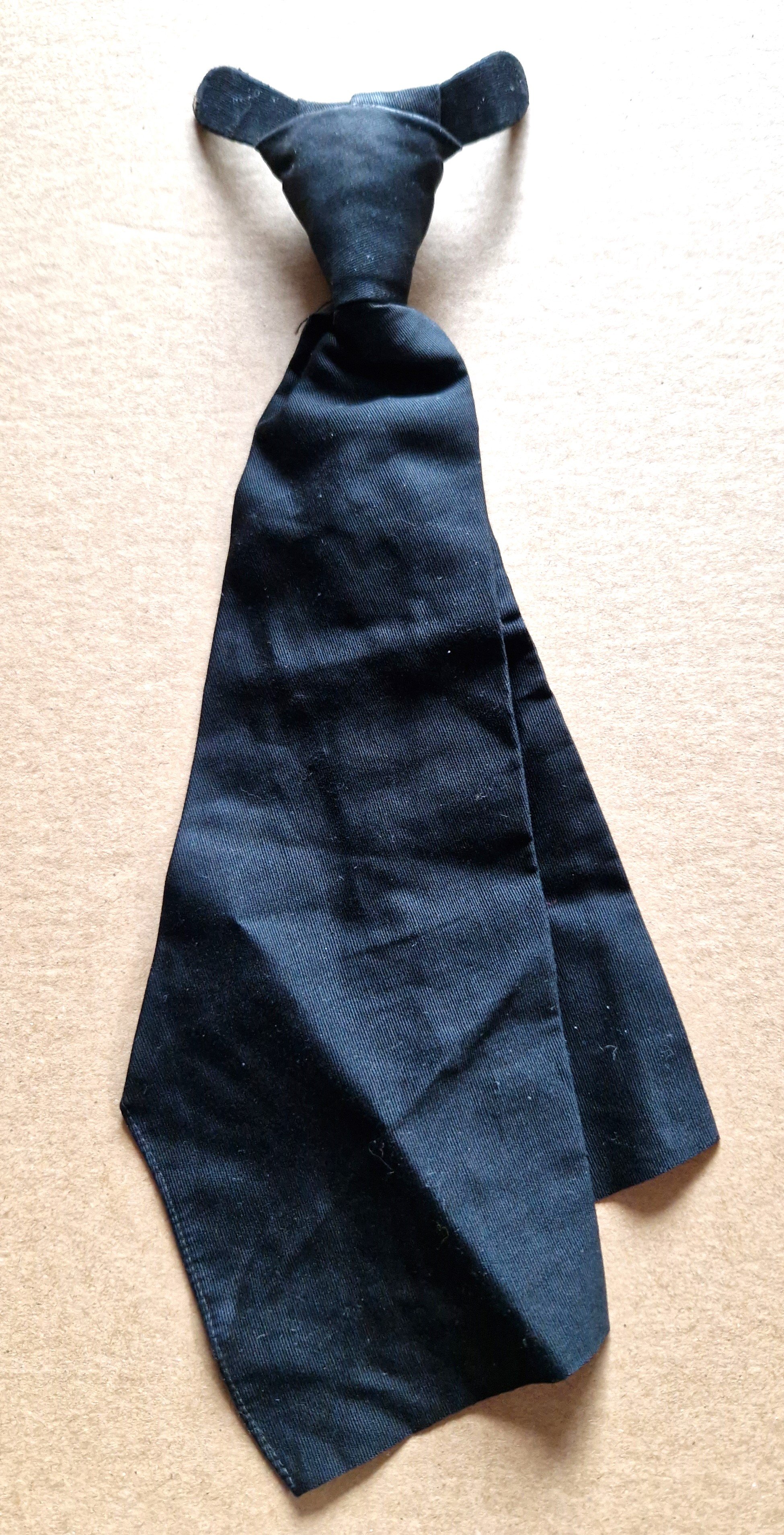 Schwarze Krawatte, vorgebunden, um 1900-1930 (Schloß Wernigerode GmbH RR-F)