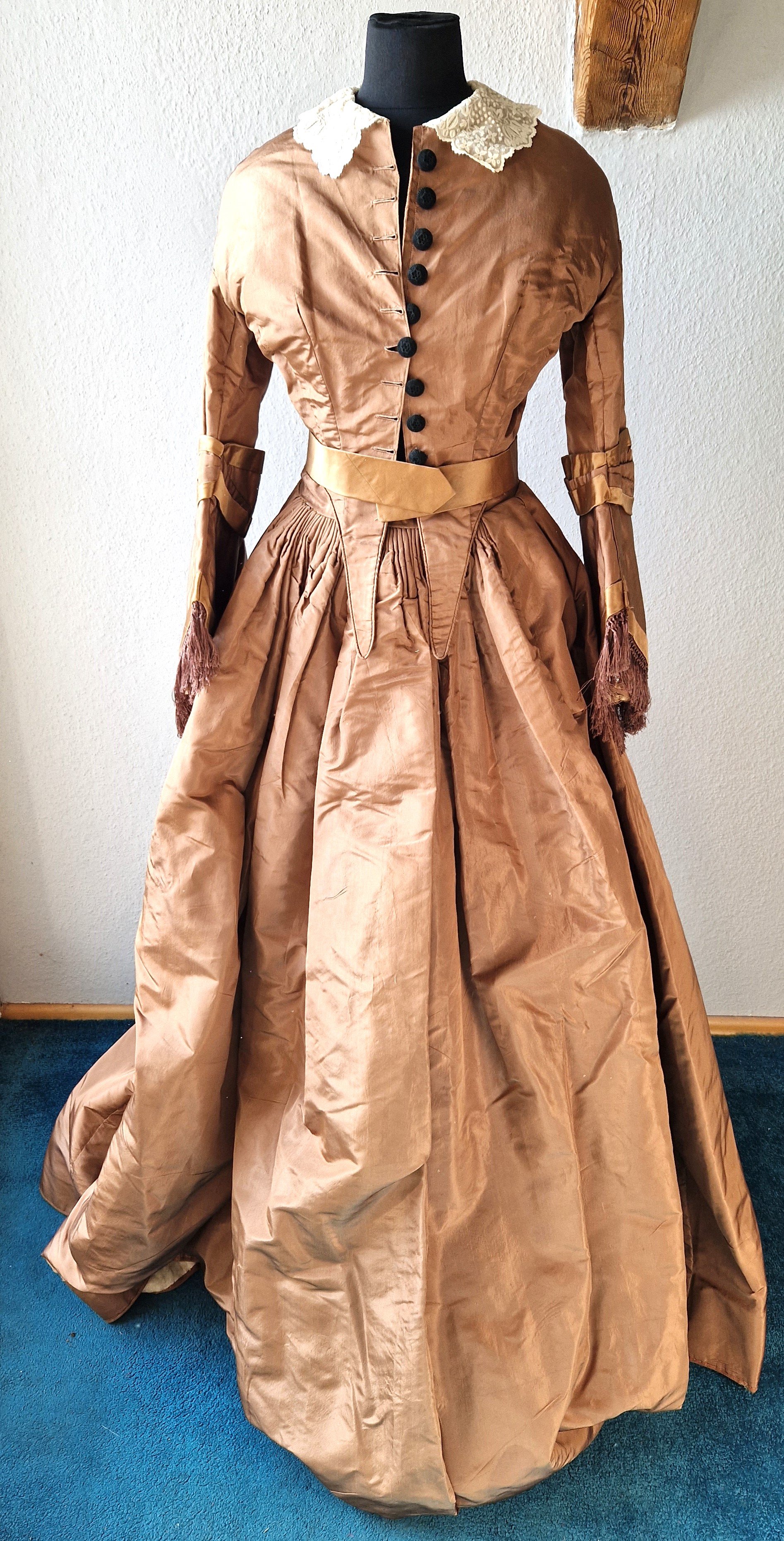 Damenkleid (Promenadenkleid) aus Seidentaft, um 1865-1866 (Schloß Wernigerode GmbH RR-F)