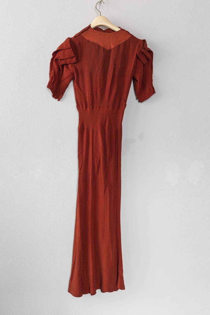 Damenkleid aus ziegelrotem Woll-Crêpe 1930er bis 1940er Jahre (Schloß Wernigerode GmbH RR-F)