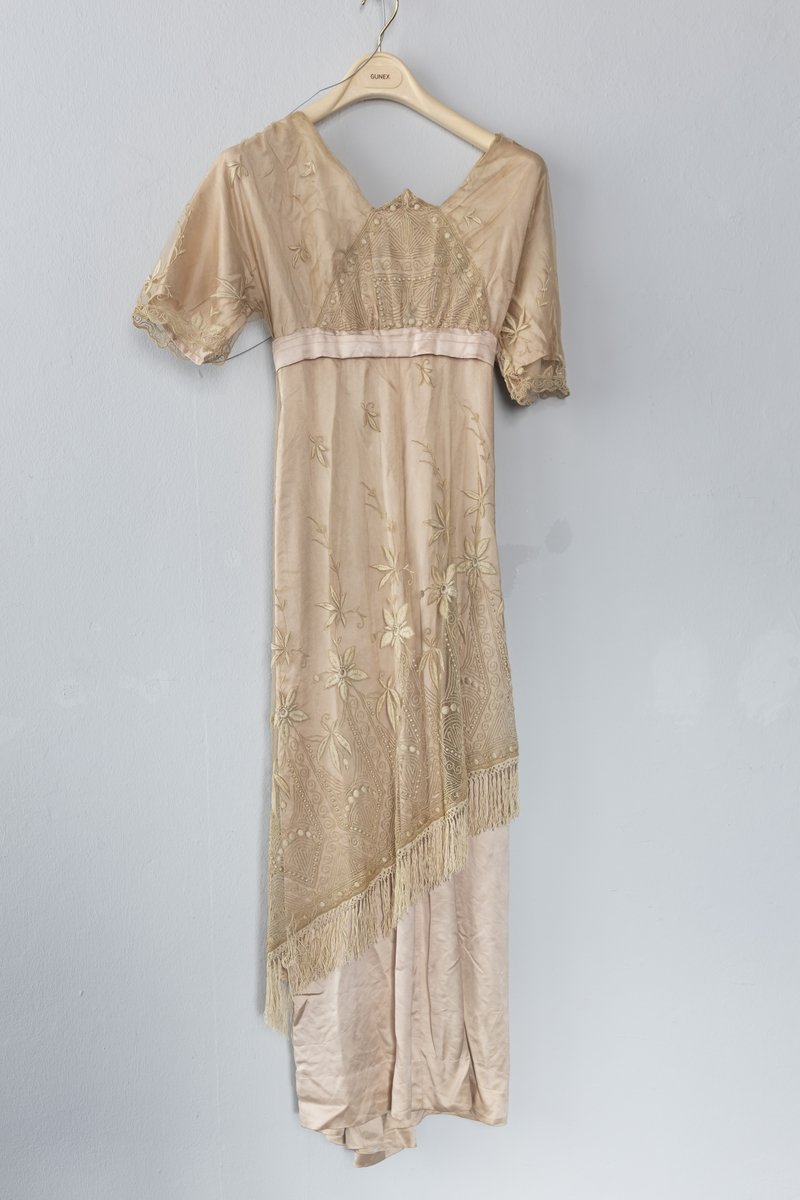 Damenkleid aus Seide und Spitze, um 1900 (Schloß Wernigerode GmbH RR-F)