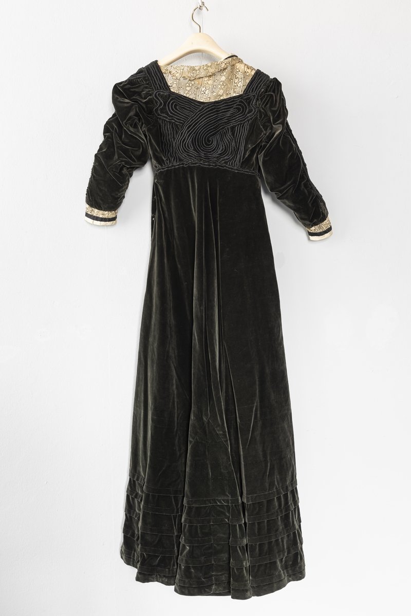 Damenkleid aus schwarz-grünem Samt, um 1900 (Schloß Wernigerode GmbH RR-F)
