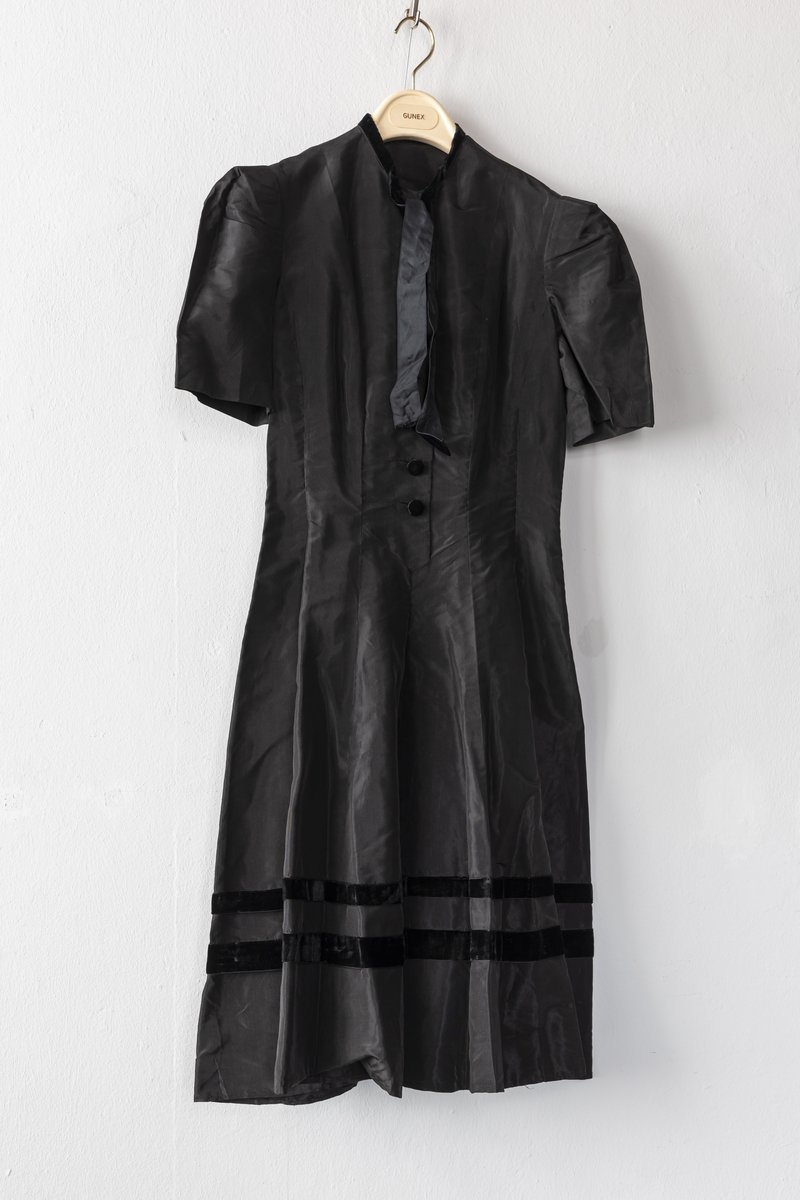 Kleid aus schwarzem Seidentaft und Samt, um 1950 (?) (Schloß Wernigerode GmbH RR-F)
