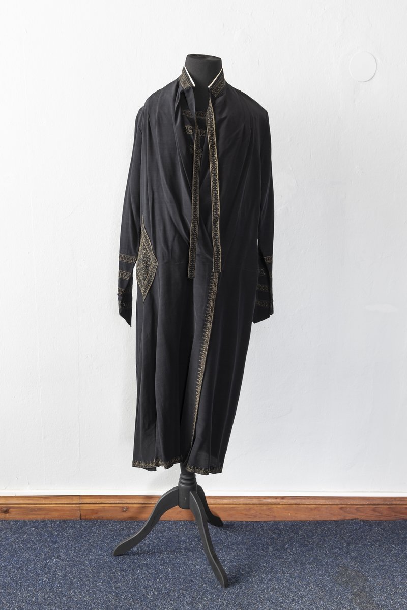 Kleid aus schwarzem Seiden-Crêpe mit Goldstickereien, 1920er Jahre (Schloß Wernigerode GmbH RR-F)