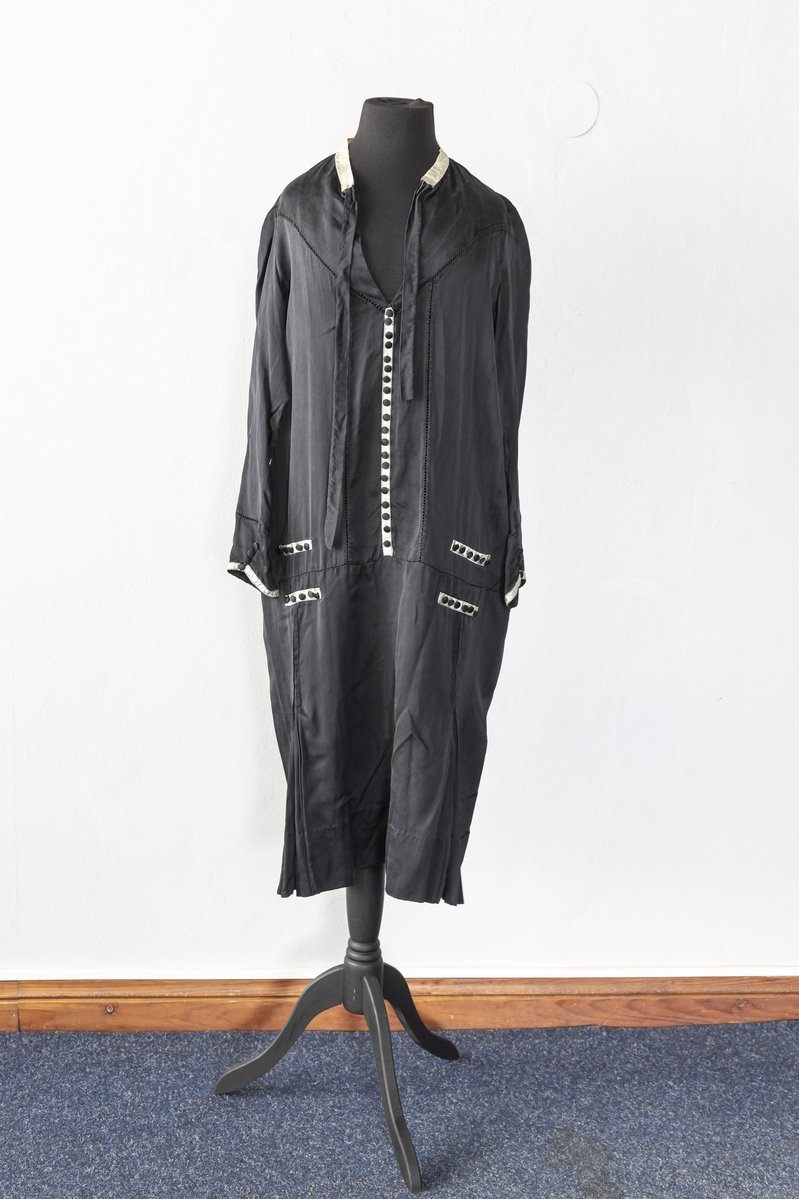 Kleid aus schwarzer Seide mit Silberapplikationen, 1920er Jahre (Schloß Wernigerode GmbH RR-F)