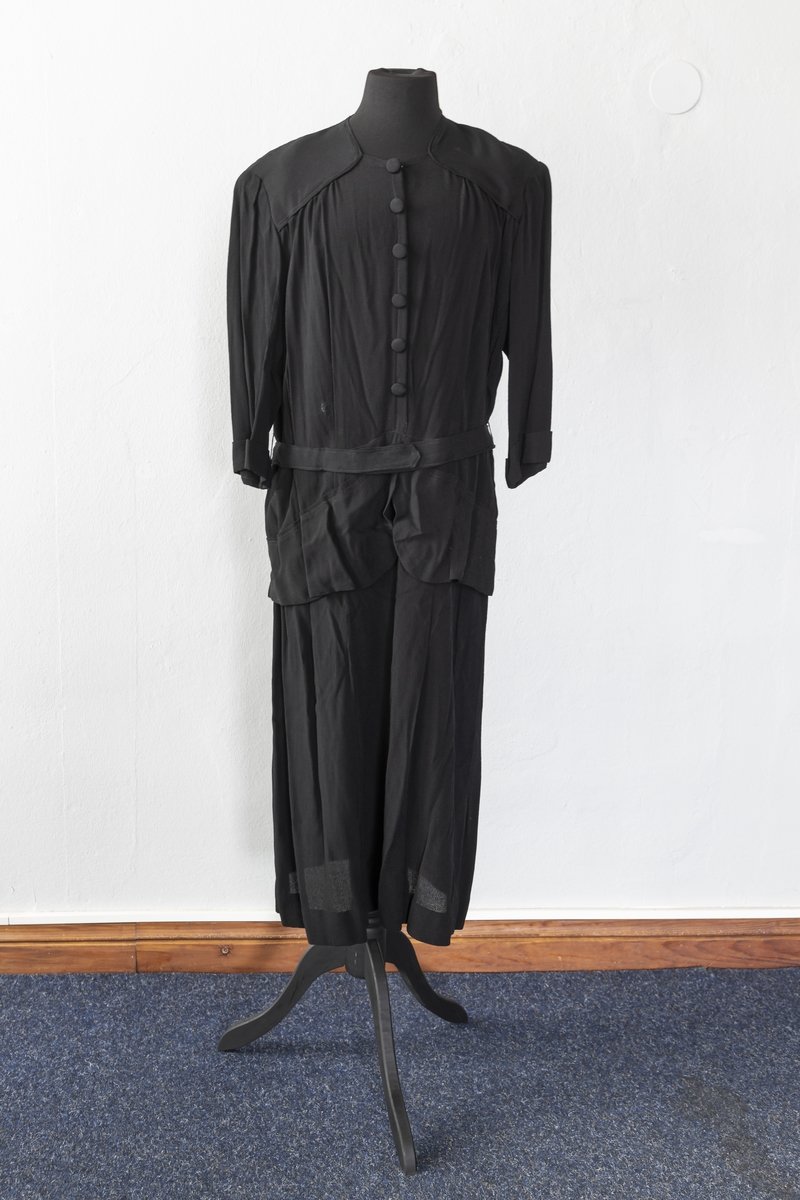 Kleid aus schwarzem Kreppstoff, 1930-40er Jahre (Schloß Wernigerode GmbH RR-F)