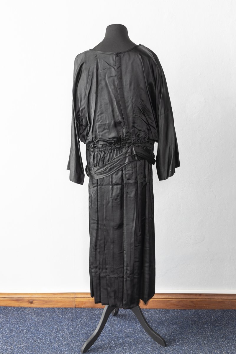 Kleid aus schwarzer Seide, 1920er Jahre (Schloß Wernigerode GmbH RR-F)