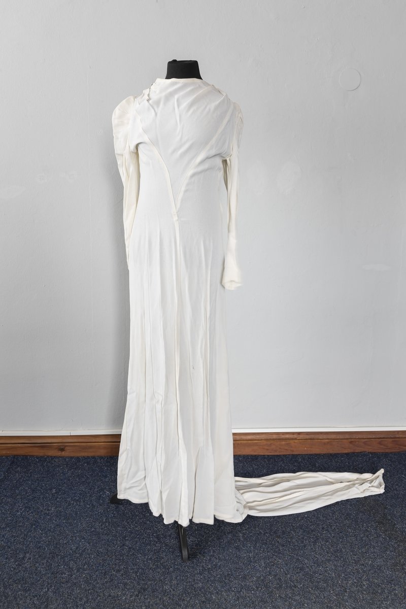Brautkleid aus weißem Kreppstoff, 1930er-40er Jahre (?) (Schloß Wernigerode GmbH RR-F)