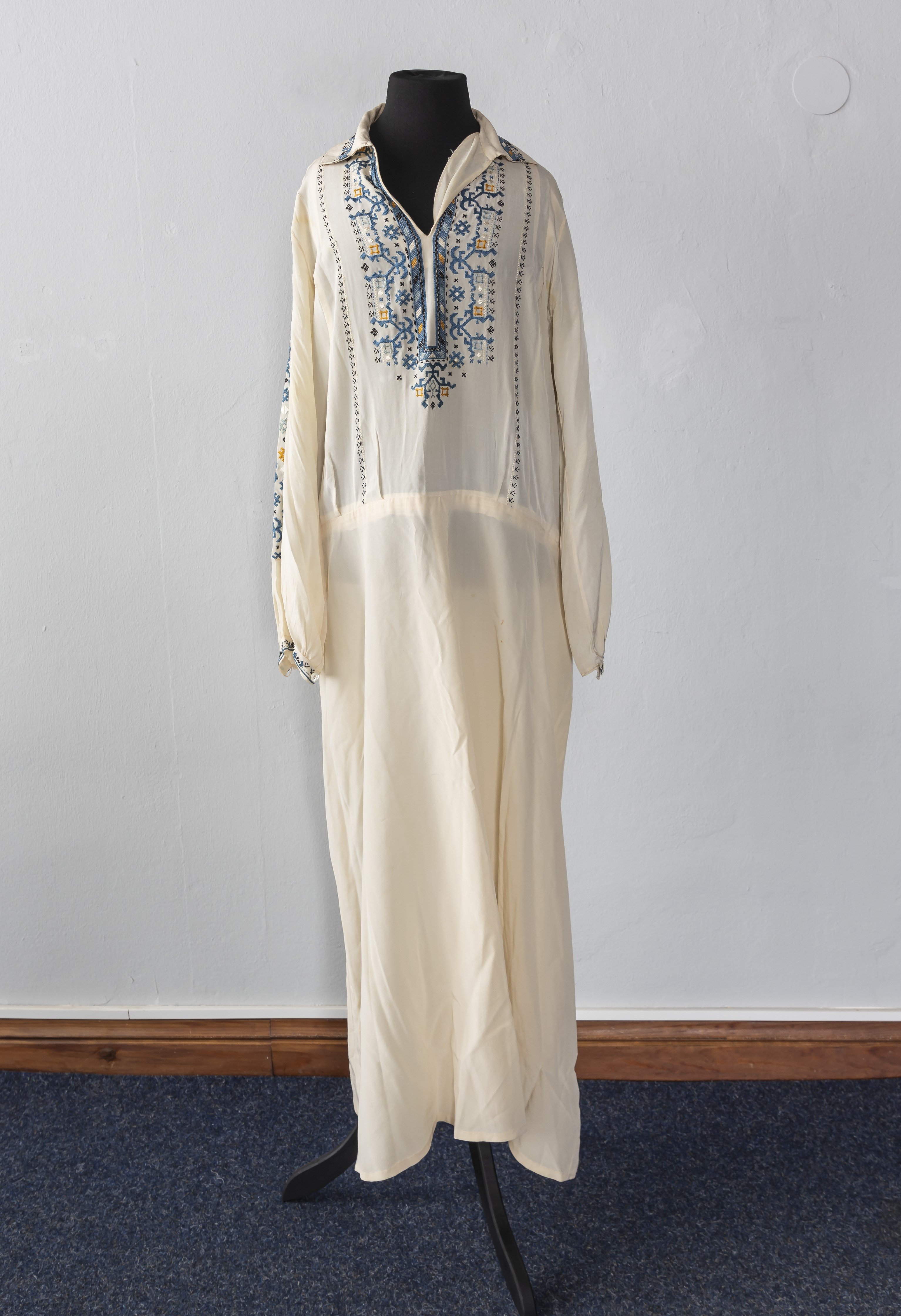 Damenkleid (Brautkleid?) aus cremefarbener Seide mit Stickereien, 1920-30er Jahre (?) (Schloß Wernigerode GmbH RR-F)