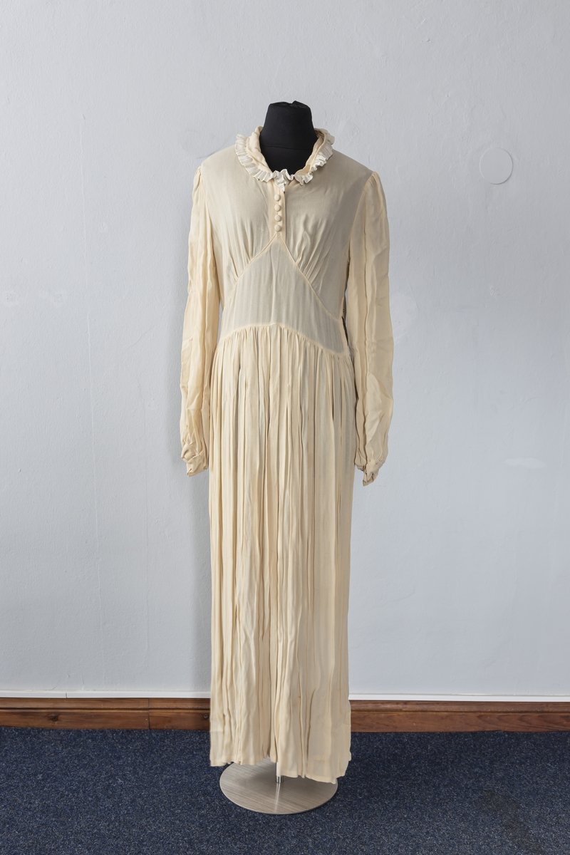 Brautkleid aus apricotfarbenem Crêpestoff, 1930er-40er Jahre (?) (Schloß Wernigerode GmbH RR-F)