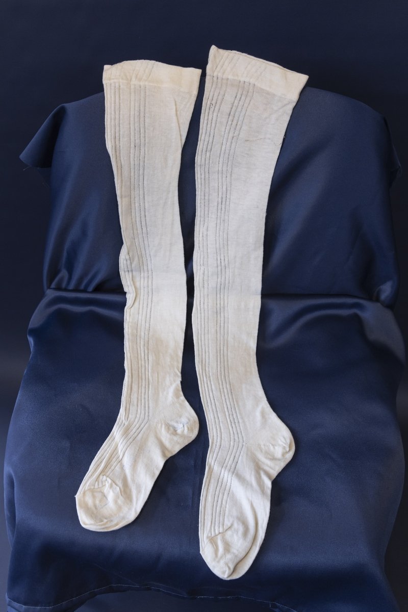 Paar Damenstrümpfe aus weißer Wolle, um 1900 (Schloß Wernigerode GmbH RR-F)