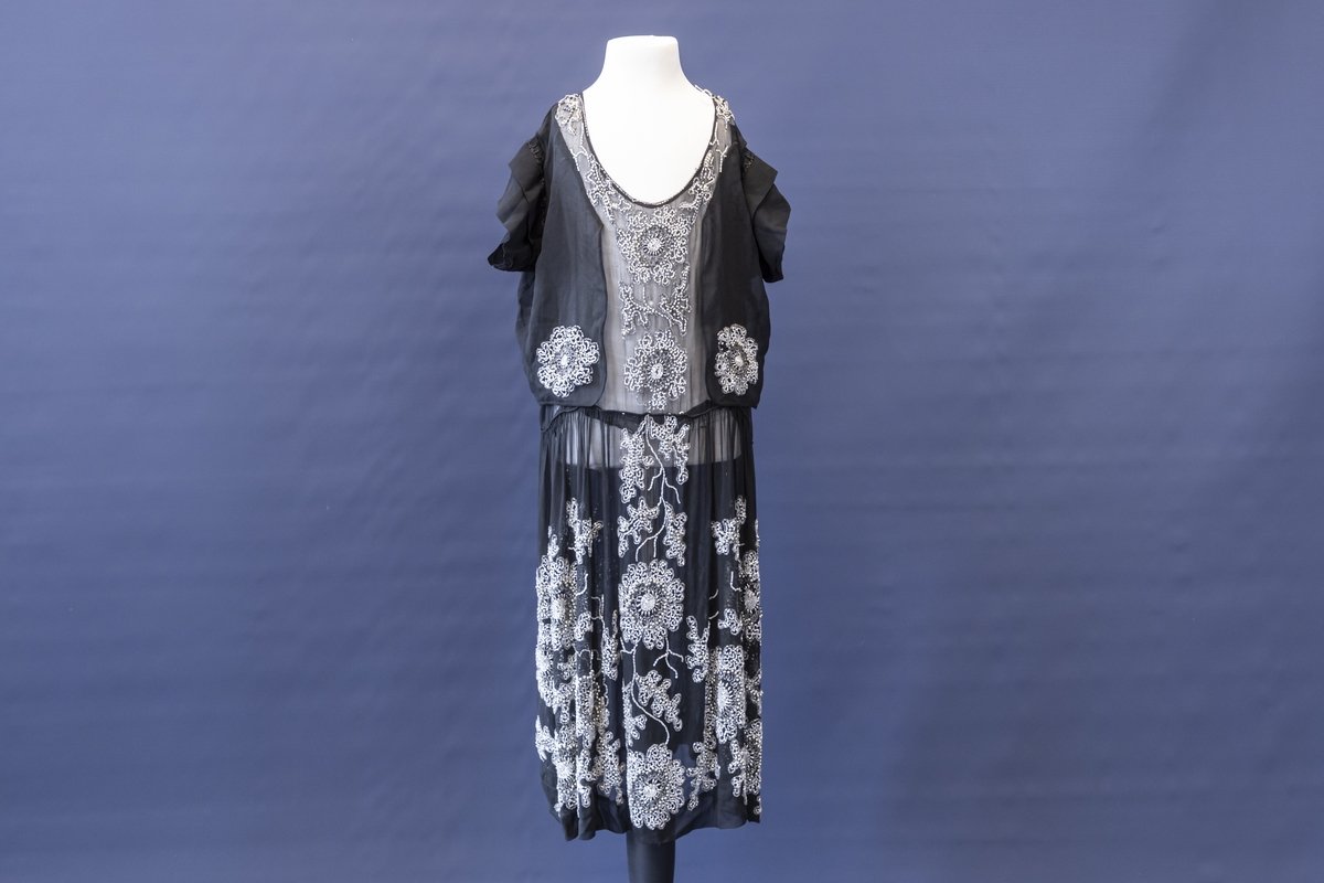Abendkleid (Perlenkleid) aus schwarzer Baumwollgaze, um 1920/30 (Schloß Wernigerode GmbH RR-F)