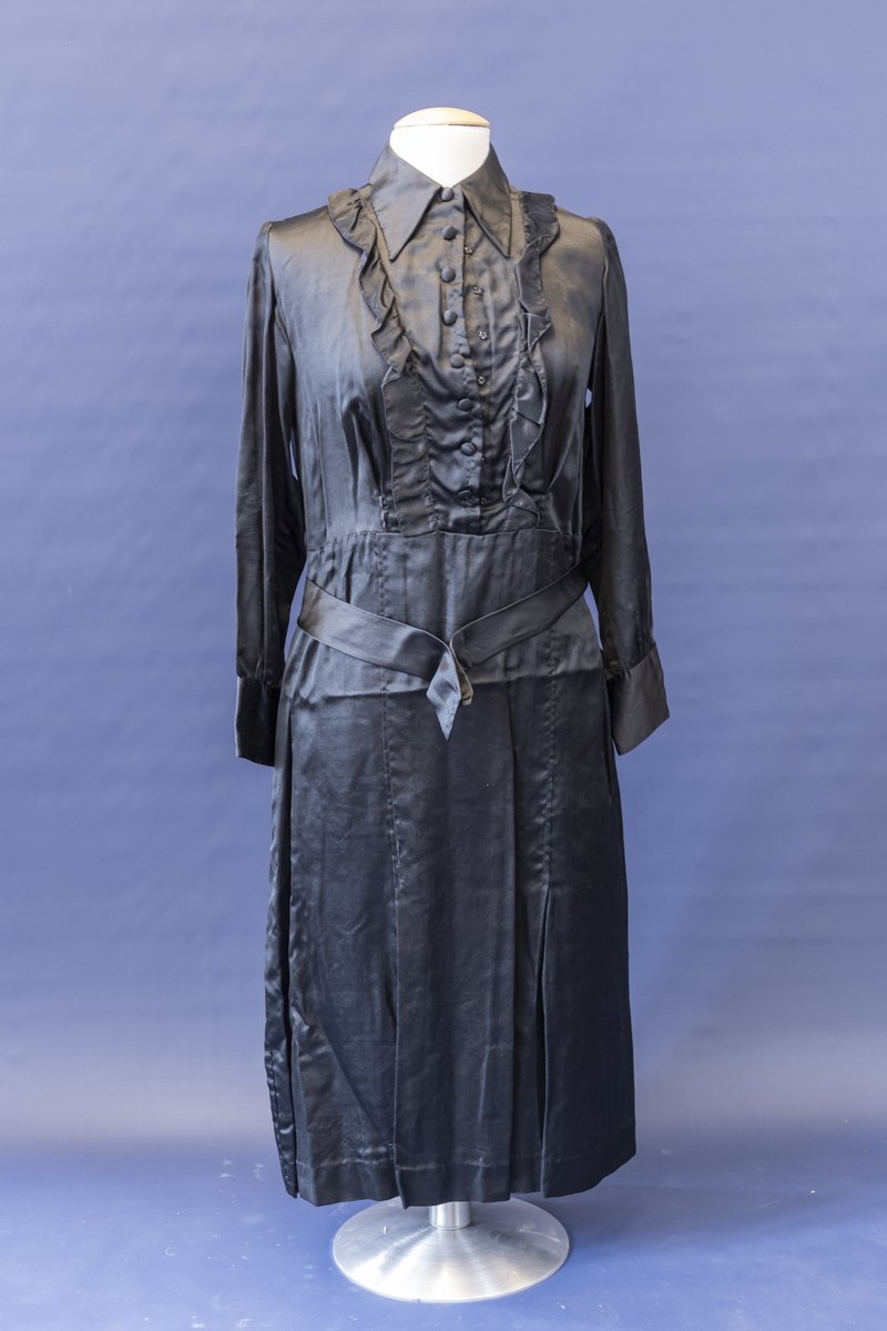Kleid aus schwarzer Seide, um 1920/30 (Schloß Wernigerode GmbH RR-F)