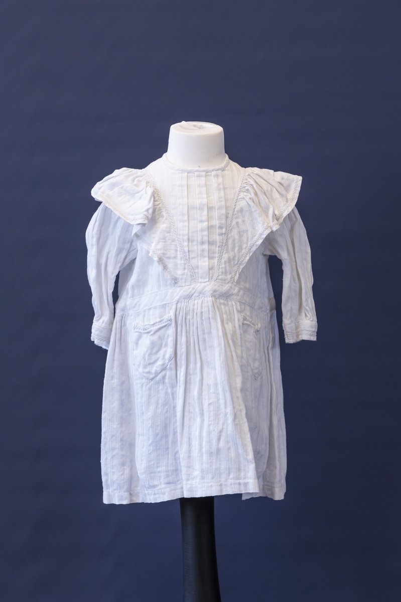 Kinderkleid aus weißer Baumwolle, um 1900-1930 (Schloß Wernigerode GmbH RR-F)