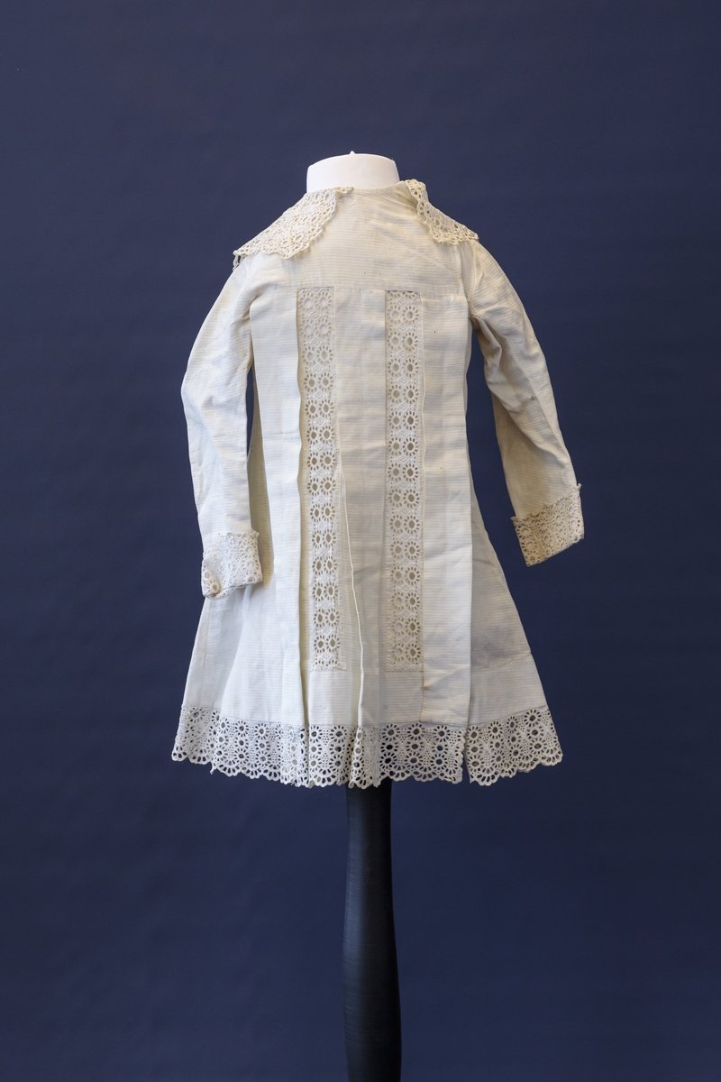 Mädchenkleid (Kommunionkleid?) aus weißer Baumwolle und Spitze, um 1900-1930 (?) (Schloß Wernigerode GmbH RR-F)