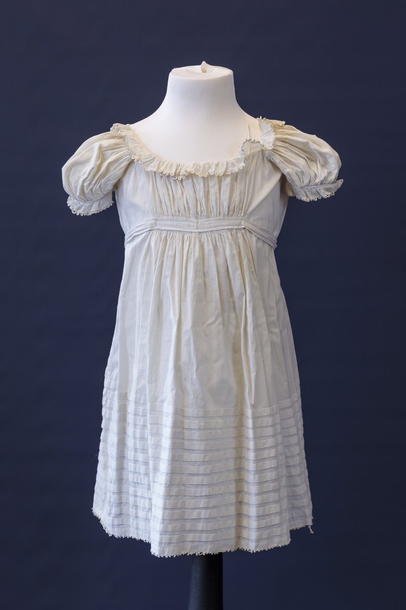 Taufkleid aus weißer Baumwolle mit Spitzenbesatz, um 1900 (Schloß Wernigerode GmbH RR-F)