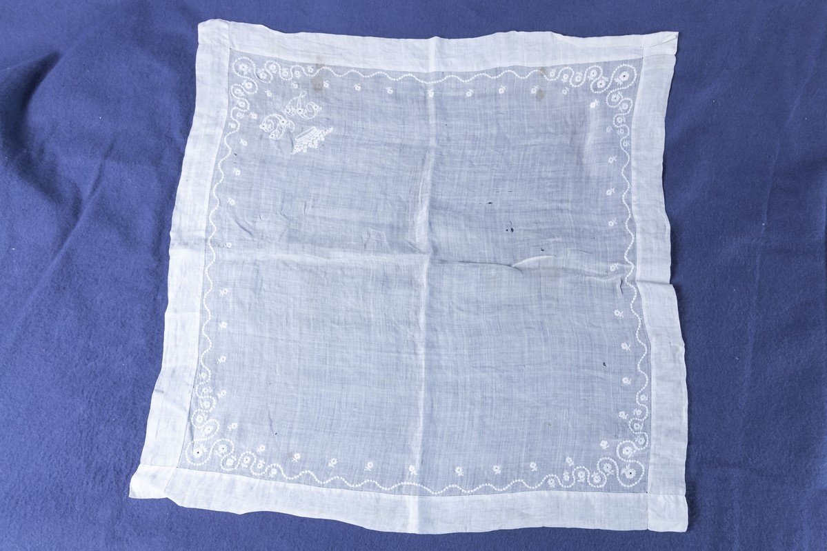 Taschentuch aus Seidenbatist mit Weißstickerei, um 1900 (Schloß Wernigerode GmbH RR-F)