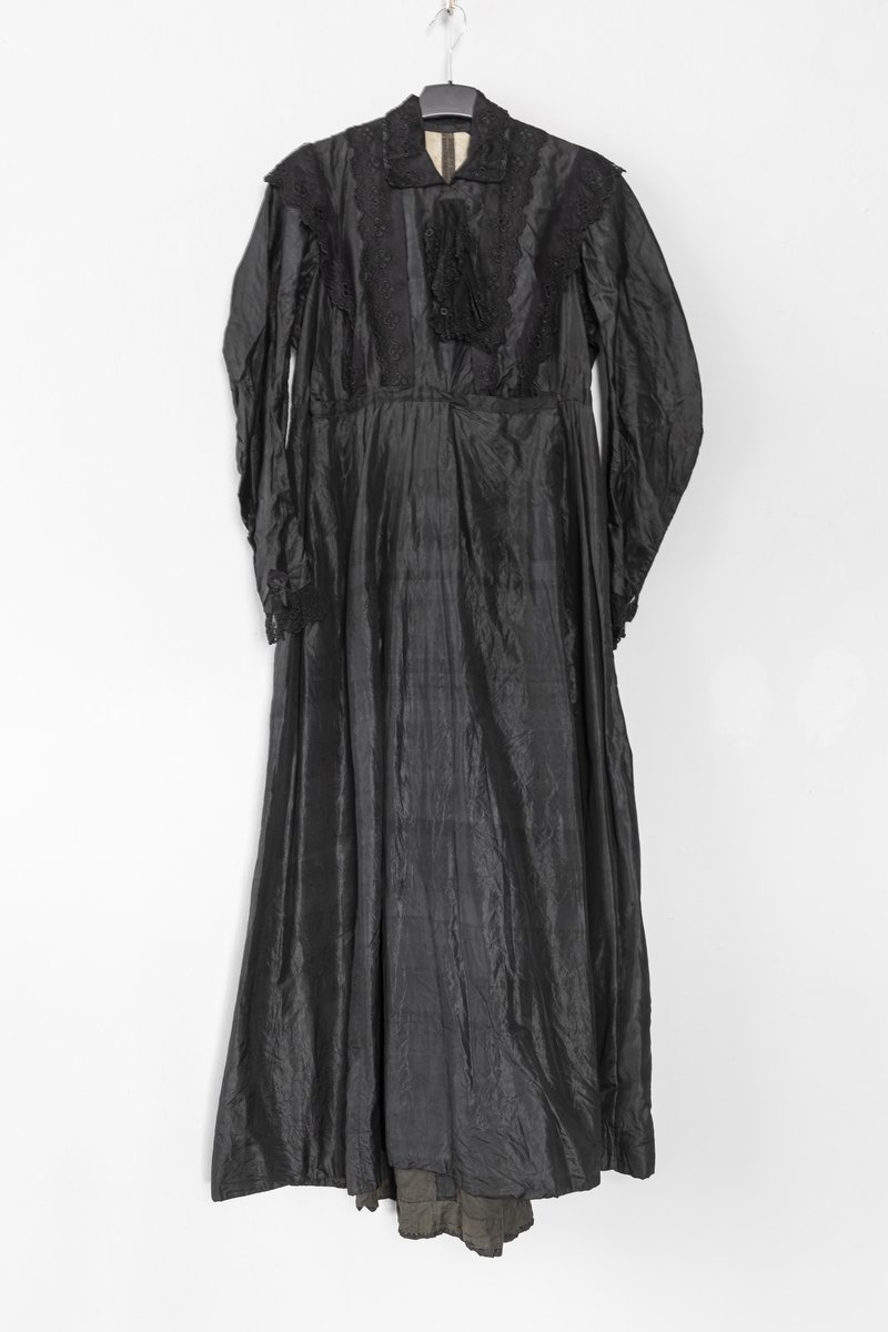 Kleid aus schwarzem Seidentaft mit Spitzenbesatz, um 1910-1920 (Schloß Wernigerode GmbH RR-F)