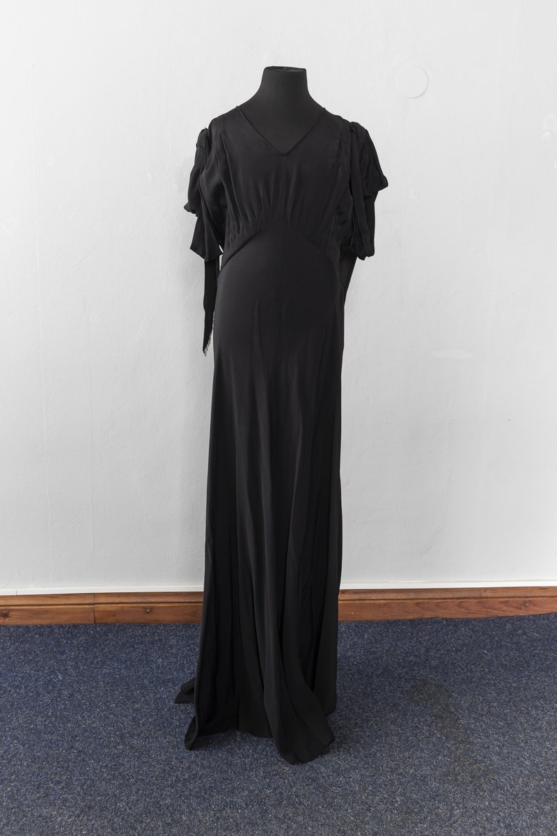 Abendkleid aus schwarzer Georgette, um 1930-1940er Jahre (Schloß Wernigerode GmbH RR-F)