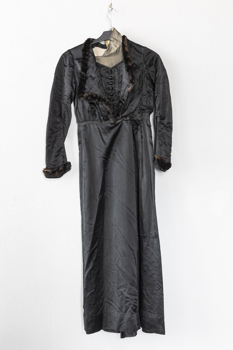 Kleid aus schwarzer Seide mit Fellbesatz, um 1910 (Schloß Wernigerode GmbH RR-F)