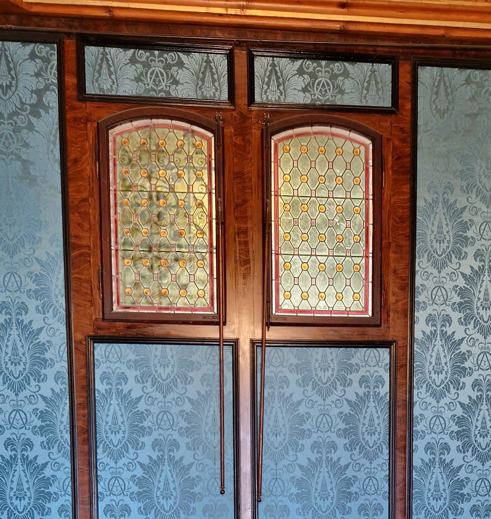 Doppeltes Binnenfenster, farbig verglast, um 1870 (Schloß Wernigerode GmbH RR-F)