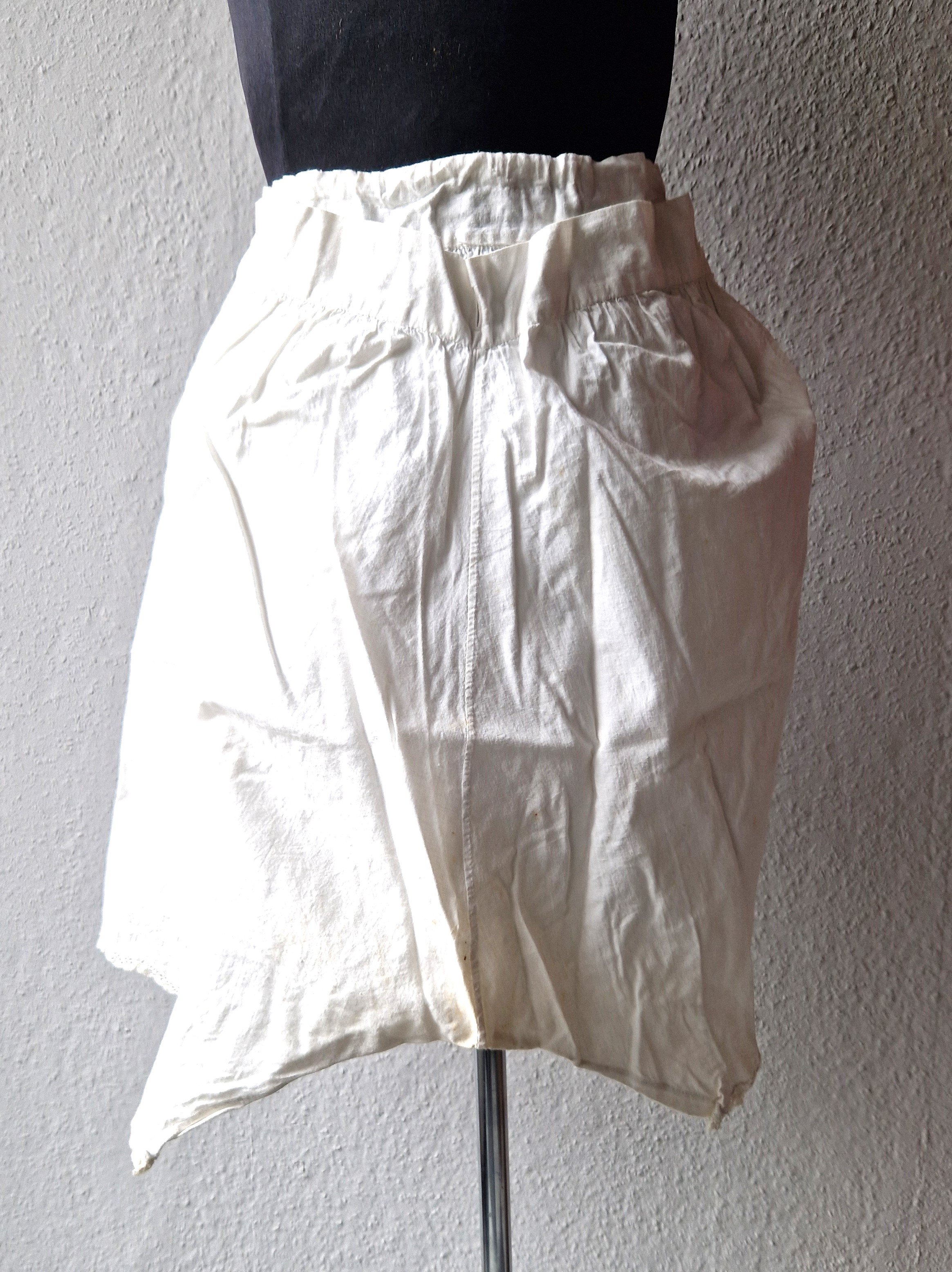 Damenunterhose aus weißer Baumwolle und Spitze, um 1900 (Schloß Wernigerode GmbH RR-F)