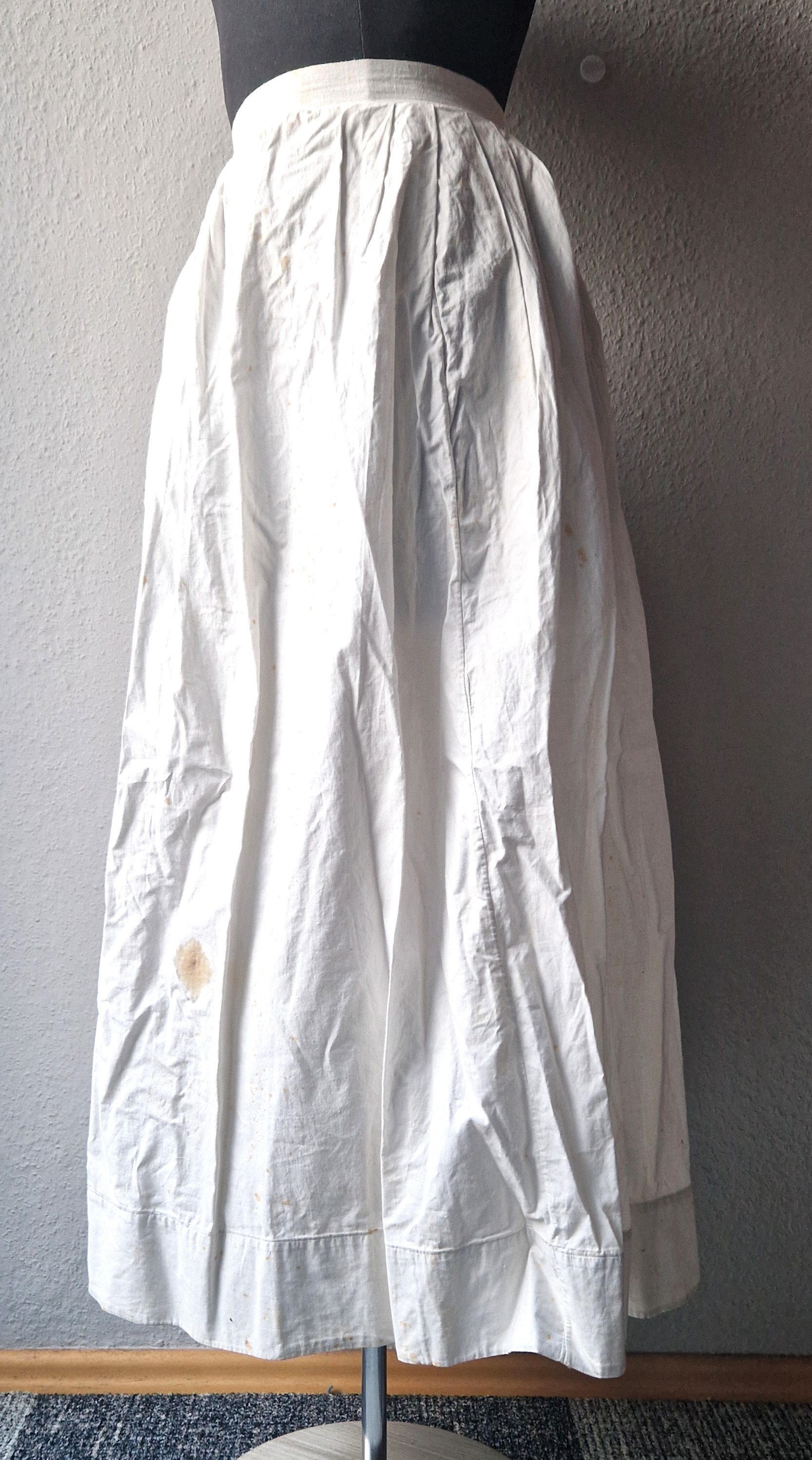 Damenunterrock aus weißer Baumwolle, um 1900 (Schloß Wernigerode GmbH RR-F)