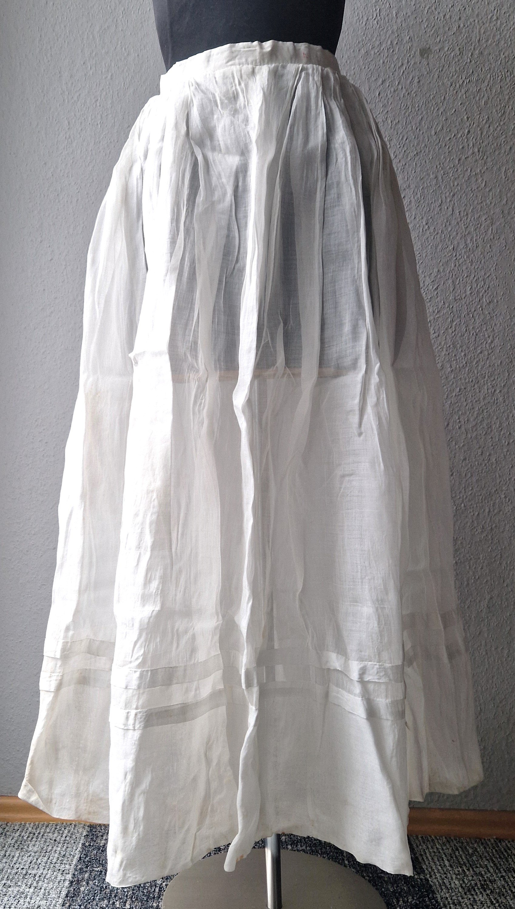 Unterrock aus weißer Baumwolle, um 1900 (Schloß Wernigerode GmbH RR-F)