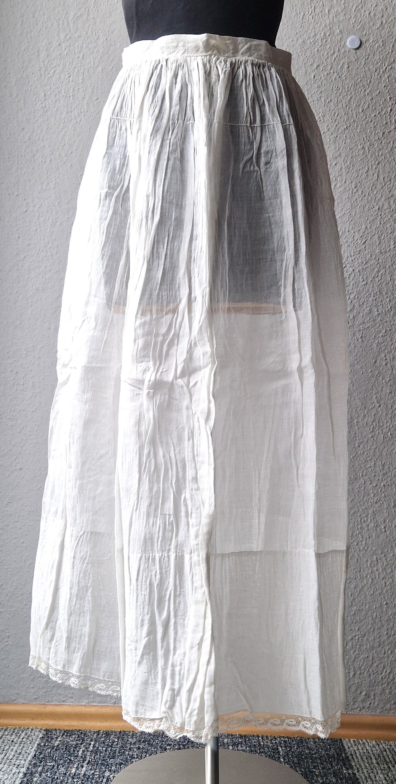 Unterrock aus weißer Baumwolle und Spitze, um 1900 (Schloß Wernigerode GmbH RR-F)