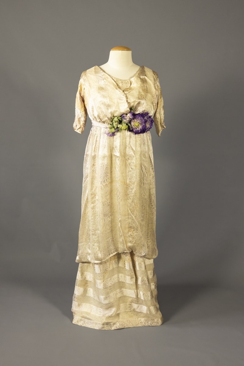 Sommer-Abendkleid aus Seidenchiffon, um 1910 (Schloß Wernigerode GmbH RR-R)