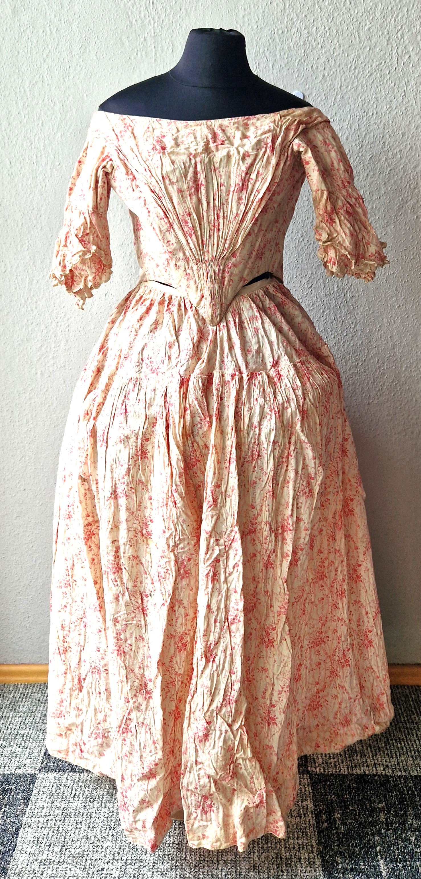 Zweiteiliges Damenkleid aus hellrot geblümtem Stoff mit Reifrockeinsatz, um um 1770-1780 (?) (Schloß Wernigerode GmbH RR-R)