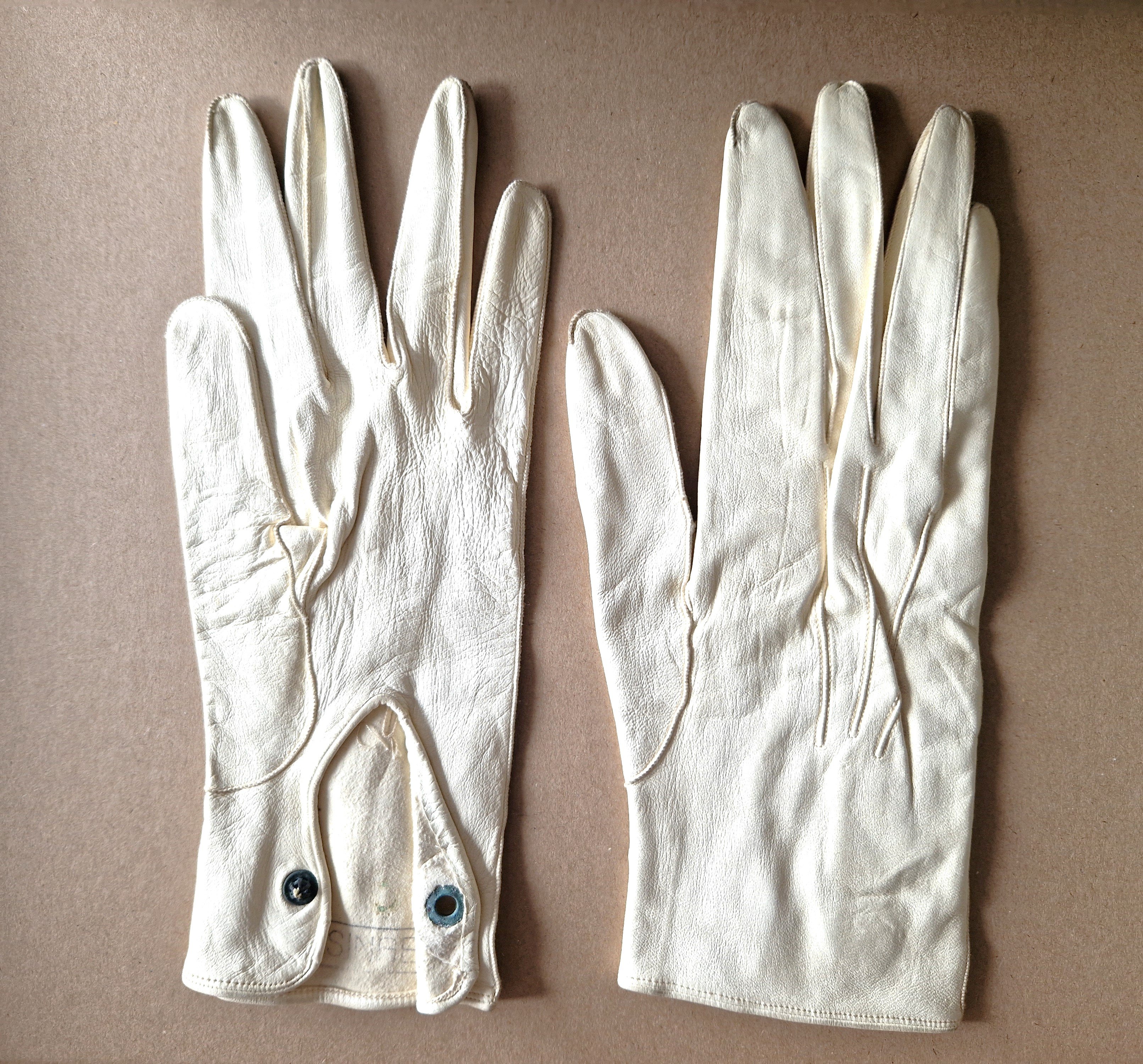 Herrenhandschuhe aus weißem Glacéleder, um 1900 (Schloß Wernigerode GmbH RR-R)