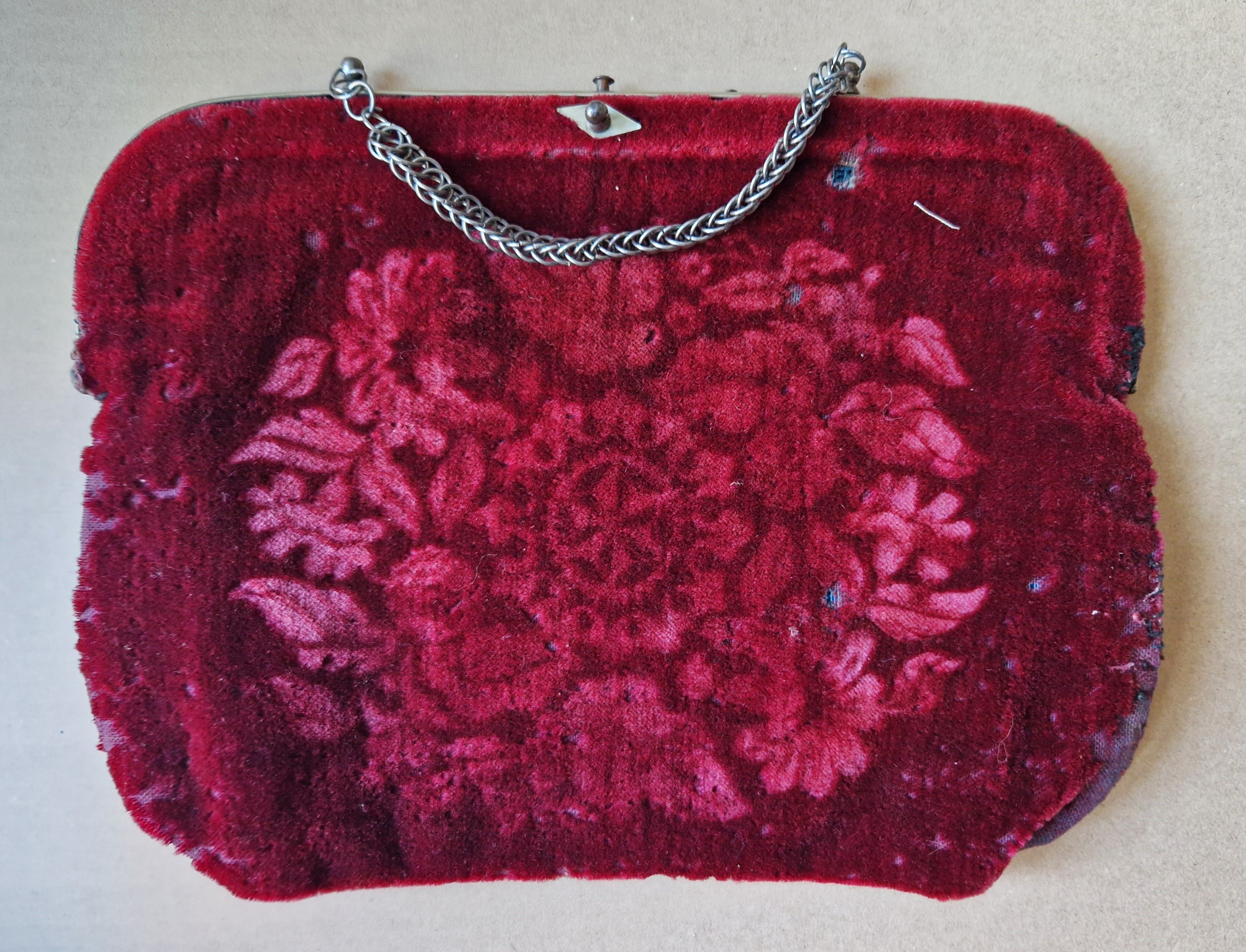 Damenhandtasche aus rotem Plüschsamt, um 1900 (Schloß Wernigerode GmbH RR-R)