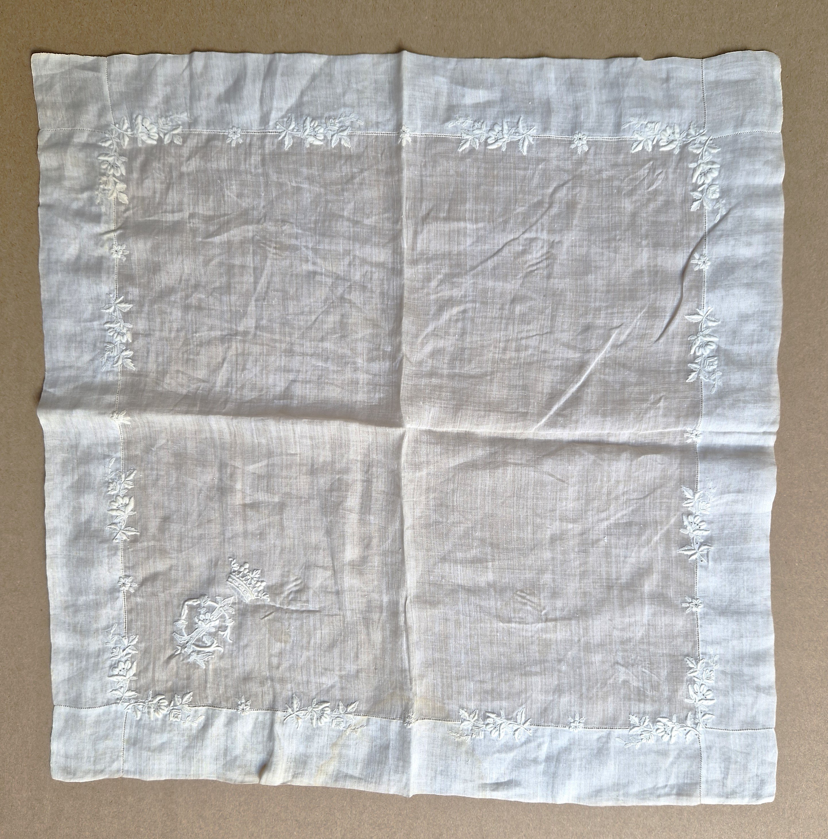 Taschentuch aus Seidenbatist mit Monogramm, um 1900 (Schloß Wernigerode GmbH RR-R)